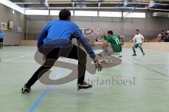 Hallenfu§ballturnier FC Grn-Weiss Ingolstadt Ismali Ali (weiss = Grn-Wei§ Ingolstadt)) mit Schuss aufs Tor Foto: Juergen Meyer