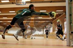 Hallenturnier in Gaimersheim TSV Gaimersheim gegen VFB Kipfenberg  Filipe Thingo (schwarz Gaimersheim) beim Torschuß  -  Foto: Jürgen Meyer