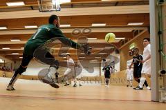 Hallenturnier in Gaimersheim TSV Gaimersheim gegen VFB Kipfenberg  Filipe Thingo (schwarz Gaimersheim) beim Torschuß  -  Foto: Jürgen Meyer