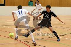 Hallenturnier in Gaimersheim TSV Gaimersheim gegen VFB Kipfenberg  Hisch Patrick lässt sich täuschen von Hoffmann Jonas (weiß Kipfenberg) -  Foto: Jürgen Meyer