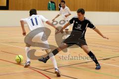 Hallenturnier in Gaimersheim TSV Gaimersheim gegen VFB Kipfenberg  Hisch Patrick lässt sich täuschen von Hoffmann Jonas (weiß Kipfenberg) -  Foto: Jürgen Meyer