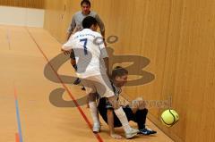 Hallenturnier in Gaimersheim TSV Gaimersheim gegen VFB Kipfenberg  Chalali Mohammed(weiß Kipfenberg) blockt den Ball -  Foto: Jürgen Meyer