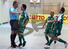 Fußball-Hallenmeisterschaft Kreis Donau/Isar in Manching - Halbfinale SV Mnaching Sieger gegen FC Gerolfing - Unmat zum Schiedsrichter Ismaili Emin