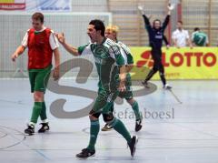 Fußball-Hallenmeisterschaft Kreis Donau/Isar in Manching - Halbfinale SV Manching Sieger gegen FC Gerolfing - Unmat zum Schiedsrichter Ismaili Emin