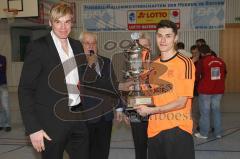 Fußball - Hallenkreismeisterschaft 2011 - Timo Schoch (Donaukurier) übergibt den Pokal an Benjamin Anikin