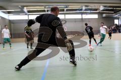 Hallenfussballturnier FC Gruen-Weiss Ingolstadt Demirtas Ibrahim (weiss = Grn-Weiss Ingolstadt) mit Schuss aufs Tor Foto: Juergen Meyer