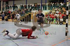 Futsalturnier in Manching - Endspiel Tus Geretsried - SV Erlbach - Closs Tim Torwart Geretsried - Spinner Sebastian beim Tor zum 3:1 für Erlbach -  Foto: Jürgen Meyer