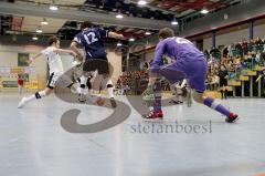 Futsalturnier in Manching - Endspiel Tus Geretsried - SV Erlbach -  Klaus Malek #22 Torwart - Latanski Johann #12 (Geretsried) - Salzinger Simon #17 (Erlbach) - Foto: Jürgen Meyer