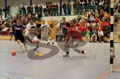 Futsalturnier in Manching - Endspiel Tus Geretsried - SV Erlbach -  Closs Tim Torwart Geretsried - Riedl Christoph #18 (Erlbach) - Lang Florian (links dunkel Geretsried - Foto: Jürgen Meyer