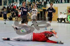 Futsalturnier in Manching - Endspiel Tus Geretsried - SV Erlbach - Closs Tim Torwart Geretsried - Spinner Sebastian beim Tor zum 3:1 für Erlbach -  Foto: Jürgen Meyer