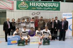 Futsalturnier in Manching - Endspiel Tus Geretsried - SV Erlbach - Gewinnerteam des Futsalturnier in Manching SV Erlbach - 3. von rechts Bürgermeister Manching Herbert Nerb - 4.von rechts Peter Eitelhuber Leitung Marketing von Hernnbräu -  Foto: Jürgen Me