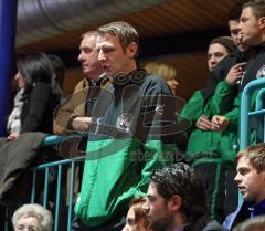 Manching - Oberbayerische Hallenmeisterschaft 2010 - Sieger FC Unterföhring - Trainer Thorsten Holm nach dem Ausscheiden auf der Tribüne