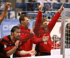 FC Ingolstadt 04 - TujaCup -  Trainerteam feiert das 1. Tor im TujaCup druch Andreas Buchner