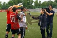 A-Junioren Bayernliga U19 - FC Ingolstadt 04 - FC Deisenhofen - Mario Götzendörfer und Darius Jalinous verpassen Trainer Ersin Demir die Weissbierdusche  - Foto: Adalbert Michalik