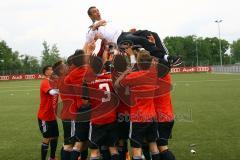 A-Junioren Bayernliga U19 - FC Ingolstadt 04 - FC Deisenhofen - Trainer Erwin Demir wird von der Mannschaft bejubelt  - Foto: Adalbert Michalik