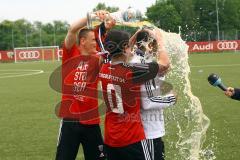 A-Junioren Bayernliga U19 - FC Ingolstadt 04 - FC Deisenhofen - Mario Götzendörfer und Darius Jalinous verpassen Trainer Ersin Demir die Weissbierdusche  - Foto: Adalbert Michalik