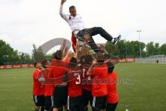 A-Junioren Bayernliga U19 - FC Ingolstadt 04 - FC Deisenhofen - Trainer Erwin Demir wird von der Mannschaft bejubelt  - Foto: Adalbert Michalik