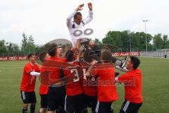 A-Junioren Bayernliga U19 - FC Ingolstadt 04 - FC Deisenhofen - Trainer Erwin Demir wird von der Mannschaft bejubelt  - Foto: Adalbert Michalik