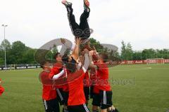 A-Junioren Bayernliga U19 - FC Ingolstadt 04 - FC Deisenhofen - Trainer Erwin Demir wird von der Mannschaft bejubelt  - Foto: Adalbert Michalik