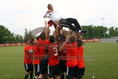 A-Junioren Bayernliga U19 - FC Ingolstadt 04 - FC Deisenhofen - Trainer Erwin Demir wird von der Mannschaft bejubelt  - Foto: Adalbert Michalik