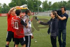 A-Junioren Bayernliga U19 - FC Ingolstadt 04 - FC Deisenhofen - Mario Götzendörfer und Darius Jalinous verpassen Trainer Ersin Demir die Weissbierdusche  - Foto: Adalbert Michalik