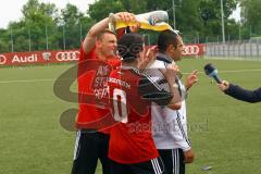 A-Junioren Bayernliga U19 - FC Ingolstadt 04 - FC Deisenhofen - Mario Götzendörfer und Darius Jalinous verpassen Trainer Ersin Demir die Weissbierdusche  - Foto: Adalbert Michalik