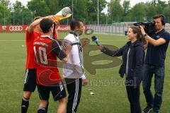 A-Junioren Bayernliga U19 - FC Ingolstadt 04 - FC Deisenhofen - Mario Götzendörfer und Darius Jalinous verpassen Trainer Ersin Demir die Weissbierdusche  - Foto: Adalbert Michalik