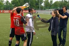 A-Junioren Bayernliga U19 - FC Ingolstadt 04 - FC Deisenhofen - Mario Götzendörfer und Darius Jalinous verpassen Trainer Ersin Demir die Weissbierdusche  - Foto: Adalbert Michalik