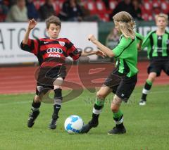 D-Jugend - FC IN 04 - 1860 München - links Armin Fischer vom FC will sich den Ball wieder zurückerobern