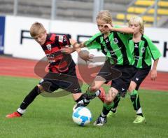 D-Jugend - FC IN 04 - 1860 München - links David Hammerschmidt im Angriff wird von 2 Münchnern gstört