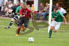 Kreisliga - TSV Baar Ebenhausen - FC Geisenfeld - Fahd Imakor #9 rot Ebenhausen - Lukas Kellermann #4 grün Geisenfeld -  Foto: Jürgen Meyer