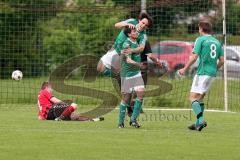 Kreisliga - TSV Baar Ebenhausen - FC Geisenfeld - Daniel Gmeiner #11 grün Geisenfeld mit Treffer zum 0:3 - Dominik Burghardt #2 rot Ebenhausen - Manuel Kirner Torwart Ebenhausen - Foto: Jürgen Meyer