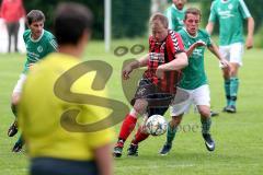 Kreisliga - TSV Baar Ebenhausen - FC Geisenfeld - Dominik Burghardt #2 rot Ebenhausen - #5 grün Geisenfeld - Foto: Jürgen Meyer