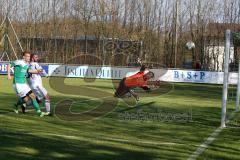 Landesliga Südost -FC Gerolfing - FC F. Markt Schwaben - Pilat Florian (#12 Gerolfing) mit der Chance zum 1:0 Führungstreffer - Merdzanic Dennis(#5 weiß Markt Schwaben) - Leininger Florian (Torwart Markt Schwaben) - Foto: Jürgen Meyer