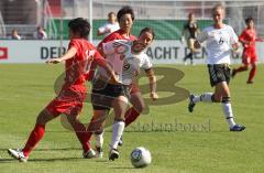 Frauen Fußball - Deutschland - Nordkorea 2:0 - Birgit Prinz und rechts Simone Laudehr