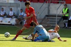 Frauen Fußball - Deutschland - Nordkorea 2:0 - Birgit Prinz kommt zu spät, Torwartin Myong Hui Hong schnappt sich den Ball