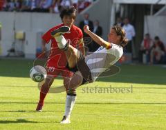 Frauen Fußball - Deutschland - Nordkorea 2:0 - Birgit Prinz zieht am Ball vorbei