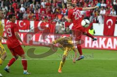 Testpiel zur EM 2012 - Ukraine - Türkei - Torchance für Türkei rechts Erkan Caner steigt höher als  Bogdan Butko