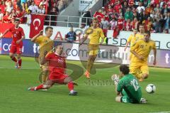 Testpiel zur EM 2012 - Ukraine - Türkei - Tor durch 20  Caner Erkan, Torwart Torwart Andriy Piatov kommt nicht hin