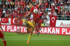 Testpiel zur EM 2012 - Ukraine - Türkei - Torchance für Türkei rechts Erkan Caner steigt höher als  Bogdan Butko