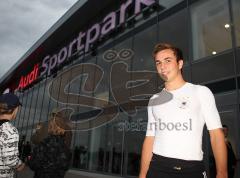 U21 - Deutschland - Nordirland 3:0 - Mario Götze vor dem Sportpark musste Autogramme geben