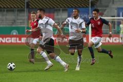 EM-Qualifikation - Fußball - Länderspiel - U21 - Deutschland - Norwegen - Levin Öztunali von Deutschland und Benjamin Henrichs von Deutschland, verfolgt von Look Saa Nicholas Mickelson von Norwegen