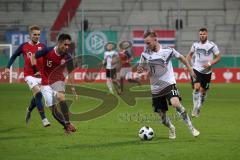EM-Qualifikation - Fußball - Länderspiel - U21 - Deutschland - Norwegen - Cedric Teuchert von Deutschland stürmt nach vorne, links Look Saa Nicholas Mickelson von Norwegen Martin Ödegaard von Norwegen