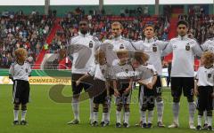 U21 - Deutschland - Nordirland 3:0 - Audi Sportpark Aufstellung Nationalmannschaft. Ein Kind hat nicht mitbekommen, dass die Mannschaft zusammengerückt ist und sieht sich verwundert um
