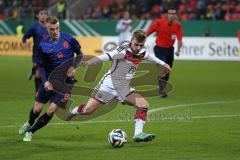U21 - Länderspiel - Deutschland - Niederlande - Max Meyer stürmt nach vorne und erzielt das 3:0 für Deutschland, hinten 8 Dalye Sinkgraven (NL)