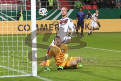 U21 - Länderspiel - Deutschland - Niederlande - Torwart Mickey van der Hart (NL) lenkt den Ball von Philipp Hofmann 17 an den Pfosten