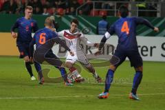 U21 - Länderspiel - Deutschland - Niederlande - mitte 19 Amin Younes gegen 6 Jorrit Hendrix (NL)
