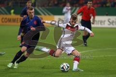 U21 - Länderspiel - Deutschland - Niederlande - Max Meyer stürmt nach vorne und erzielt das 3:0 für Deutschland, hinten 8 Dalye Sinkgraven (NL)