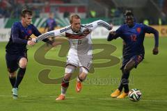 U21 - Länderspiel - Deutschland - Niederlande - links Peet Bijen 3 (NL) und mitte Philipp Hofmann 17 und rechts Derrick Luckassen 12 (NL)