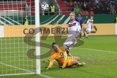 U21 - Länderspiel - Deutschland - Niederlande - Torwart Mickey van der Hart (NL) lenkt den Ball von Philipp Hofmann 17 an den Pfosten